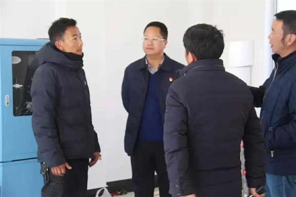 吉隆縣縣委副書(shū)記、縣長(zhǎng)胡紅等領(lǐng)導(dǎo)班子進(jìn)行檢查和指導(dǎo)工作