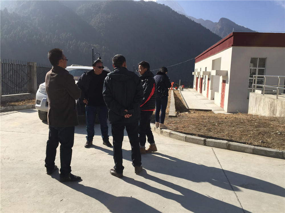 日喀則市環(huán)保督導(dǎo)組蒞臨吉隆縣污水處理廠(chǎng)檢查并指導(dǎo)工作，我吉隆縣環(huán)保局局長(zhǎng)和分管縣長(zhǎng)熊等領(lǐng)導(dǎo)陪同